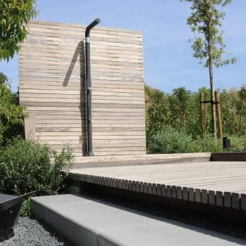 Stijlvol tuinontwerp met moderne buitendouche voor houten tuinwand
