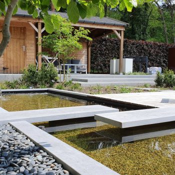 Tuinvijver ontworpen door Bart Tempels Tuinarchitectuur met stapstenen meerstammige solitair